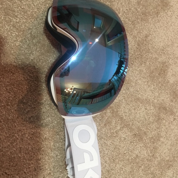 Brand new Oakley goggles never worn no box - Picture 3 of 3